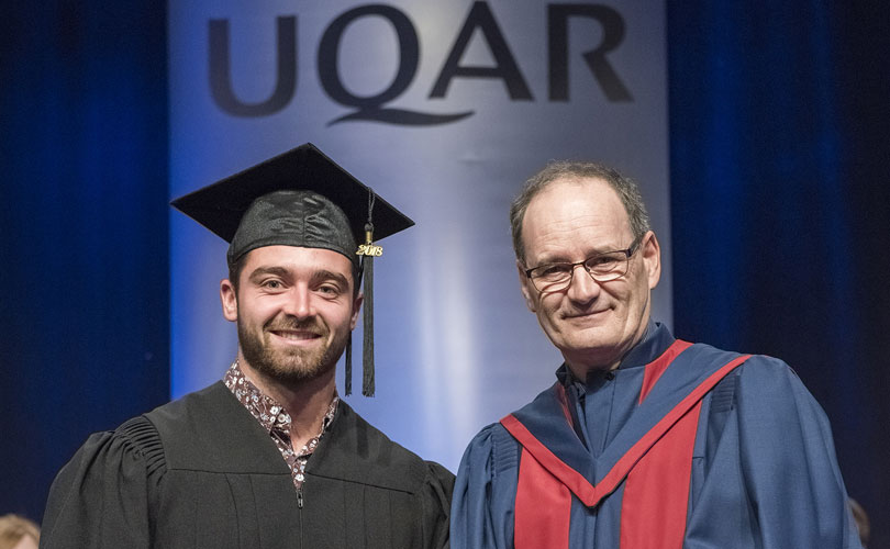 Diplômé au baccalauréat en administration, Jérôme Duchesneau a reçu le 15 000e diplôme remis à un finissant du campus de Lévis par le recteur de l’UQAR, Jean-Pierre Ouellet.