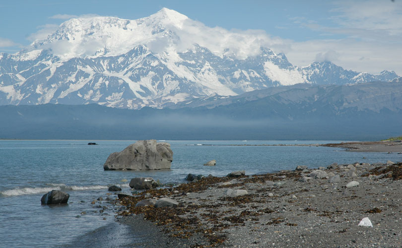 Le mont St-Elias (en arrière-plan) culmine à 5 489 m à seulement 16 km du golfe de l’Alaska. (Photo : Ken Ridgway)