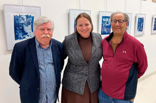 Les professeurs Jean-Yves Desgagnés (travail social) et Abdellah Marzouk (formation pratique en éducation) entourent la professeure Anne Marie Michaud (didactique des arts) 