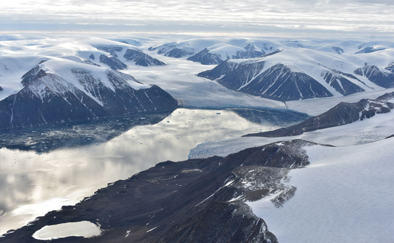 Vue aérienne de l'île Devon prise par le professeur Jean-Carlos Montero-Serrano lors d’une mission océanographique à l’été 2021 dans l’Arctique à bord du brise-glace de recherche NGCC Amundsen.
