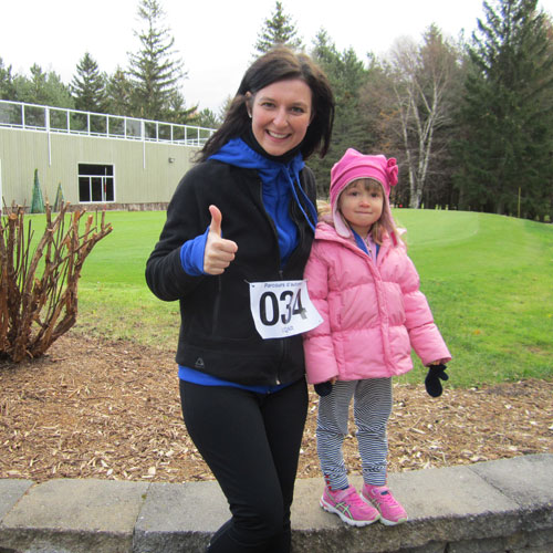 À la fin de l’activité, une médaille souvenir était remise aux participants. Sur la photo : Marie-Pascale Morin, coordonnatrice aux services aux étudiants et sa fille Léanne, 4 ans.