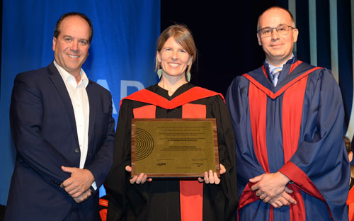 La lauréate du Prix Inspiration Catherine Alexandra Gagnon entourée du président de la Fondation de l’UQAR, Karl Hugo Pelletier, et du recteur de l’UQAR, François Deschênes.