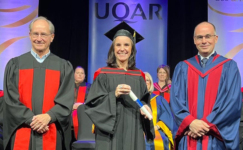 Céline Yon entourée du professeur Hubert Gascon et du recteur François Deschênes lors de la dernière collation des grades de l’UQAR.