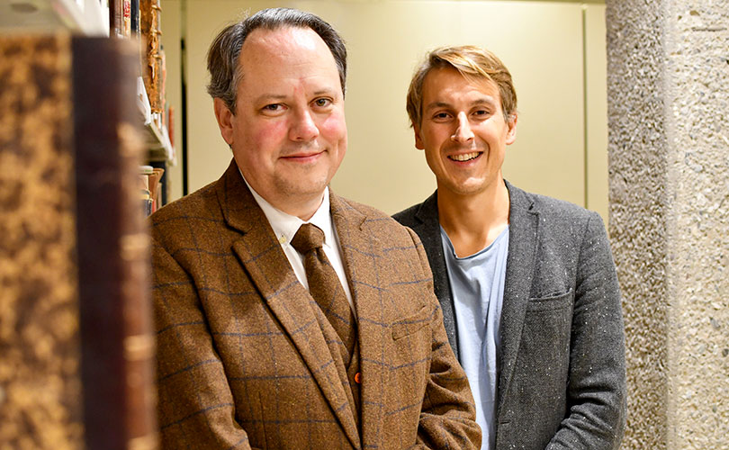 Le professeur Claude La Charité en compagnie de son collègue Romain Menini. (Photo : Stéphane Lizotte)