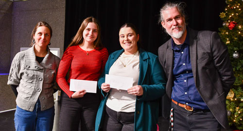 Delphine Beaulieu et Josiane Bouffard entourées de l'enseignante Anaïs Marmet-Demers et du professeur Frédéric Banville.