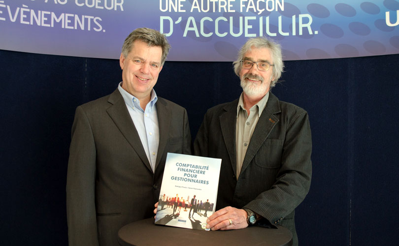 Les professeurs Daniel Plamondon et Rodrigue Proulx ont lancé leur livre « Comptabilité financière pour gestionnaires » le 10 mai au campus de Lévis. (Photo : Guillaume Boutin)