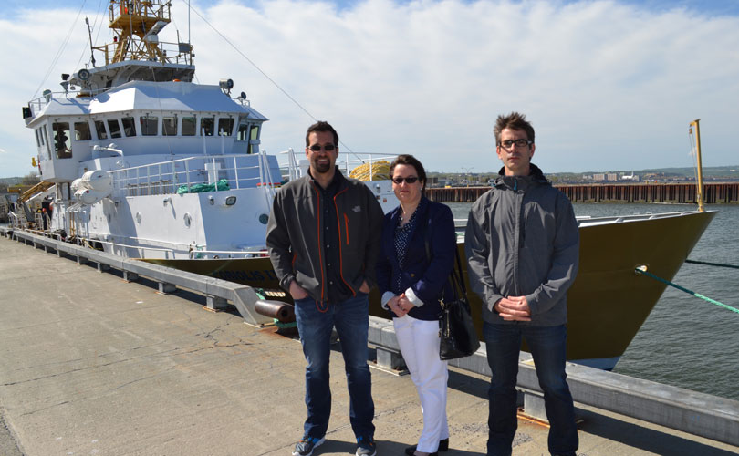 La directrice de l’Institut des sciences de la mer de Rimouski, Ariane Plourde, entourée des professeurs Guillaume St-Onge et Daniel Bourgault.