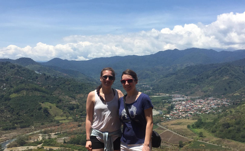 Étudiantes au baccalauréat en chimie de l’environnement et des bioressources, Kim Vaillancourt et Karolyne Beauchamp ont réalisé un stage au Costa Rica l'été dernier.