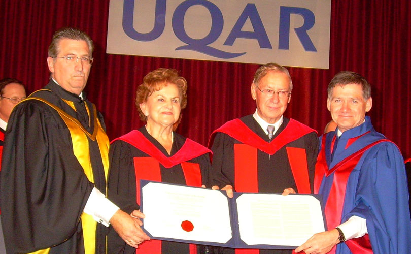 L’UQAR a remis un doctorat honorifique à Rolande Pelletier et à son époux Germain Pelletier en 2008. (Photo : Archives de l’UQAR)