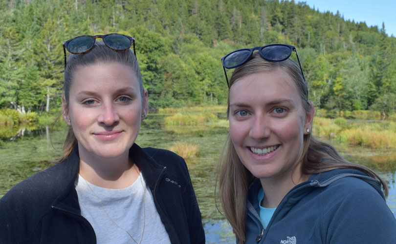 Ella Guscelli et Fanny Vermandele sont toutes deux candidates au doctorat en biologie à l’Université du Québec à Rimouski. (Photo : Simone Canazza)