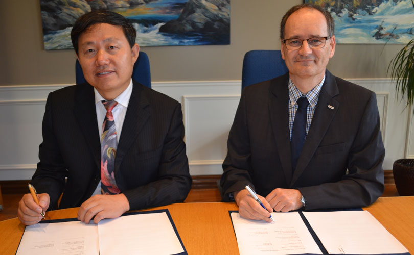Le vice-président de l’Ocean University of China, Huajun Li, et le recteur de l’UQAR, Jean-Pierre Ouellet, lors de la signature de l’entente de partenariat.