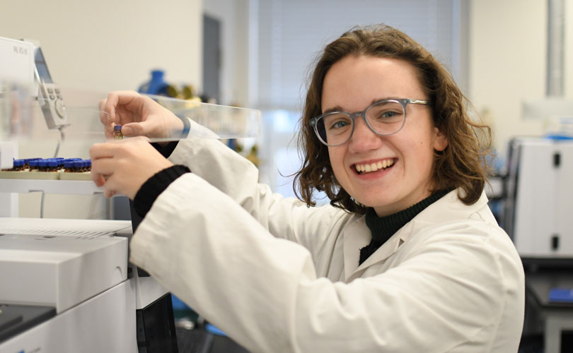 Étudiante au baccalauréat en chimie de l’environnement et des bioressources, Florentine Malaisé effectuera un stage à l'Université de Tromsø, en Norvège, cet été. (Photo : Stéphane Lizotte)