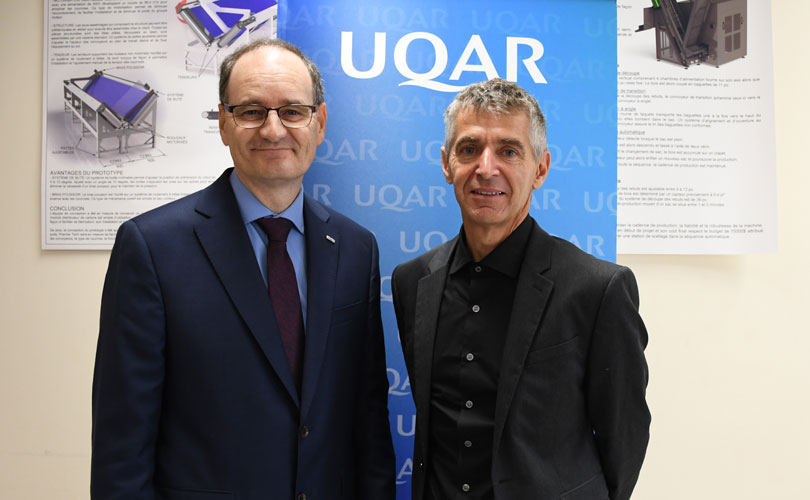 Le recteur de l'UQAR, Jean-Pierre Ouellet, en compagnie du professeur Éric Hudier, directeur du programme de baccalauréat en génie civil.