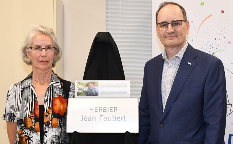 La conjointe de feu Jean Faubert, Cécile Roy, et le recteur de l’UQAR, Jean-Pierre Ouellet, lors de l’annonce officielle de la désignation de l’Herbier Jean-Faubert.