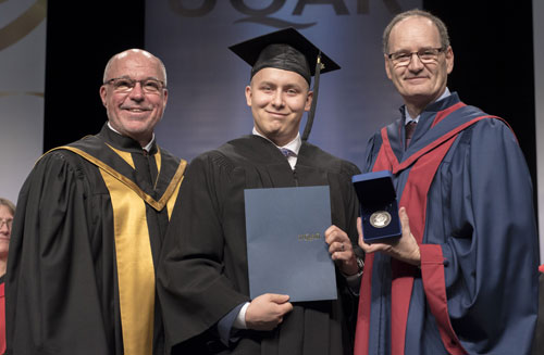 Le diplômé au baccalauréat en administration, concentration services financiers, Jean-Philippe Pelletier, entouré du secrétaire général de l’Université du Québec, André G. Roy, et du recteur Jean-Pierre Ouellet.