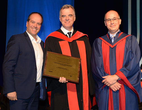 Le récipiendaire du Prix d’excellence de la communauté diplômée de l’UQAR José Arsenault en compagnie du président de la Fondation de l’UQAR, Karl Hugo Pelletier, et du recteur de l’UQAR, François Deschênes.