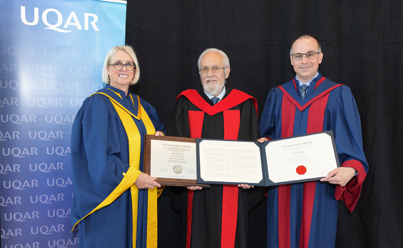 L’historien Mario Mimeault entouré de la présidente du réseau de l’Université du Québec, Johanne Jean, et du recteur de l’UQAR, François Deschênes. (Photo : Roger St-Laurent)