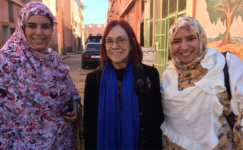 La professeure Berthe Lambert entourée de la gestionnaire Kouis Fatma Zahra et de la députée Manina Mouaden.