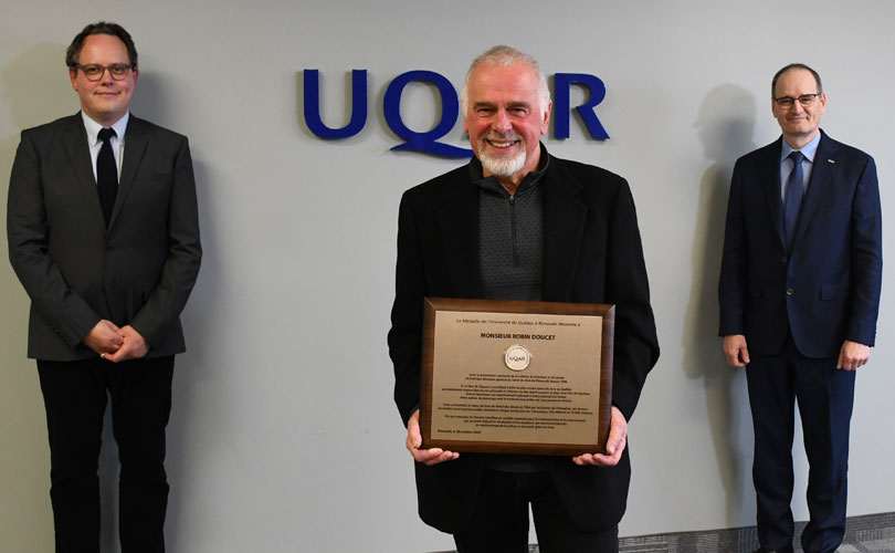 Le récipiendaire de la médaille de l'UQAR, Robin Doucet, en compagnie du professeur Claude La Charité et du recteur Jean-Pierre Ouellet.