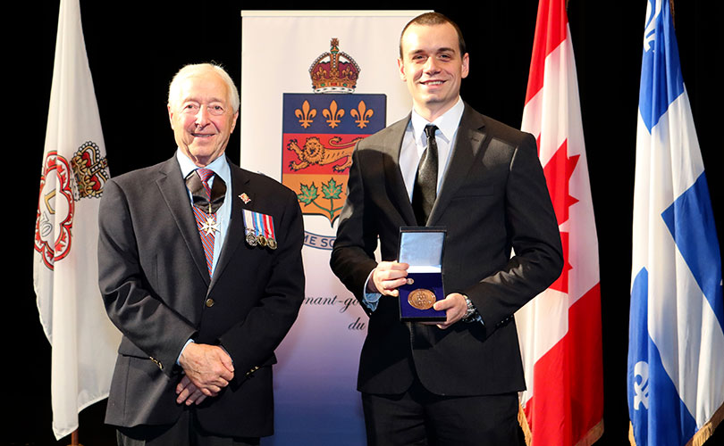 Francis Martineau a reçu la médaille du lieutenant-gouverneur du Québec, l’honorable J. Michel Doyon, à l’occasion d’une remise officielle. Photo : Cabinet du lieutenant-gouverneur du Québec