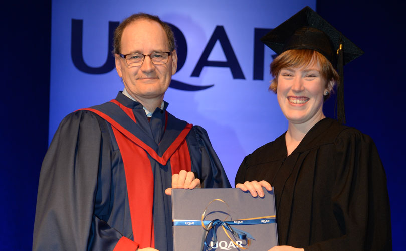 Le 50 000e diplôme de l’UQAR a été remis par le recteur Jean-Pierre Ouellet à Michèle Bossé, diplômée au baccalauréat en sciences comptables. (Photos : Rémi Sénéchal)