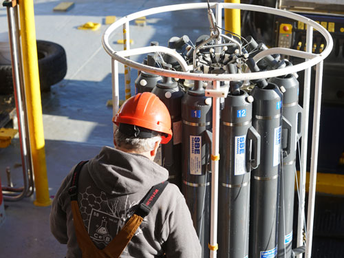 CTD-rosette utilisée pour mesurer les propriétés physico-chimiques de la colonne d’eau et effectuer l’échantillonnage d’eau à différentes profondeurs (Photo : Juliette Lusven)