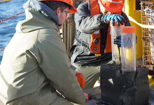 Échantillonnage des sédiments pris avec le carottier à boite (Photo : Juliette Lusven)