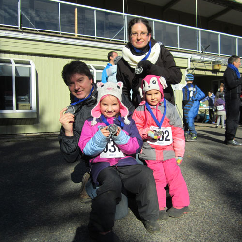 Pierre Miousse, technicien en loisirs, ainsi qu’Anne-Marie Roy, technicienne en documentation de l’UQAR campus de Lévis et leurs deux enfants, Élizabeth (7 ans) et Béatrice (5 ans).