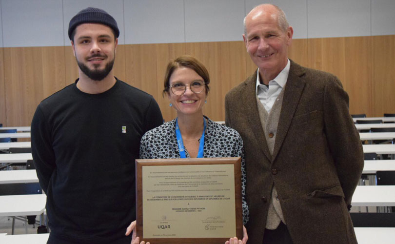La lauréate Nataly Viens Python entourée de son fils Corentin et de son conjoint Philippe lors de la remise du Prix d'excellence des diplômées et des diplômés de l'UQAR. (Photo: Amélie Roy, Haute école de santé Fribourg)