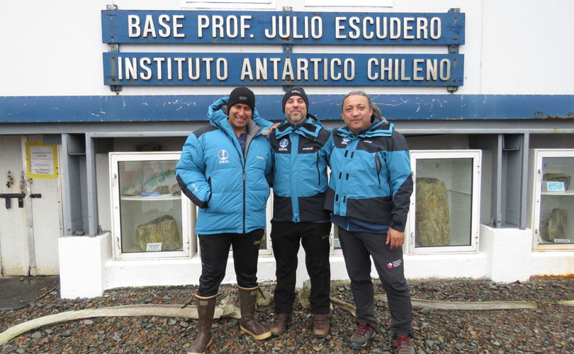 Le professeur Piero Calosi entouré du plongeur Ignacio Garrido et du professeur Luis Miguel Pardo à la station de recherche Julio Escudero en Antarctique.