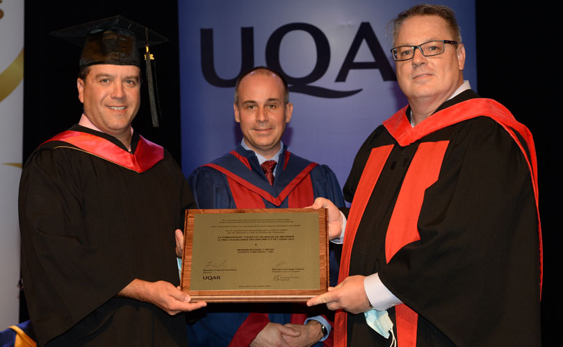 Le président de la Fondation de l’UQAR, Karl Hugo Pelletier, et le recteur de l’UQAR, François Deschênes, ont remis le Prix d’excellence 2021 des diplômées et des diplômés à David J. Kruse, CPA CMA. (Photo : Rémi Sénéchal)