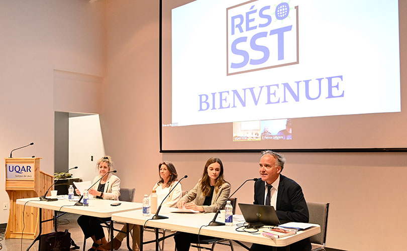 Le professeur en science de la gestion Charles Côté (à droite) lors du premier événement du tout nouveau regroupement RÉSO SST (crédit photo : Michel Thisdel).