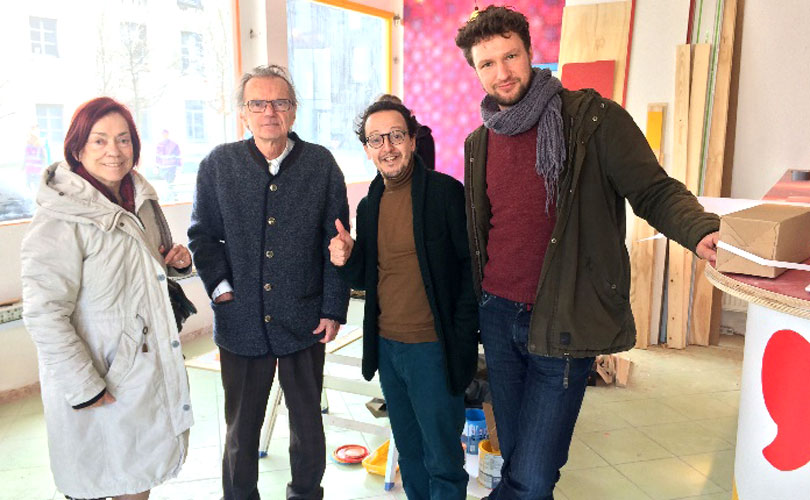 Visite du projet Brass’Art Digital Café à Molenbeek en banlieue de Bruxelles. Dans l'ordre habituel,  Berthe Lambert, Richard-Marc Lacasse, Mohamed Ouachen, de Brass'Art, et Frederik Lamote, de Growfunding.be.