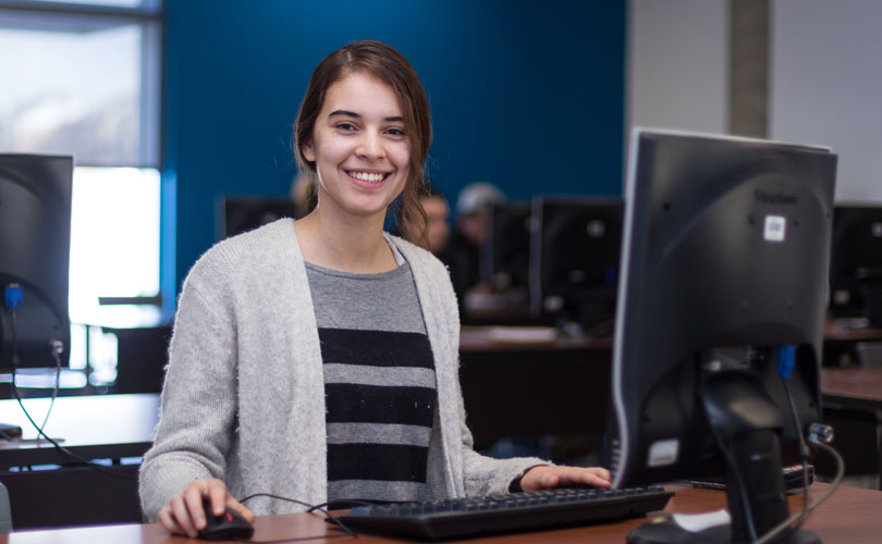 Ryma Hadid est étudiante au baccalauréat en informatique.