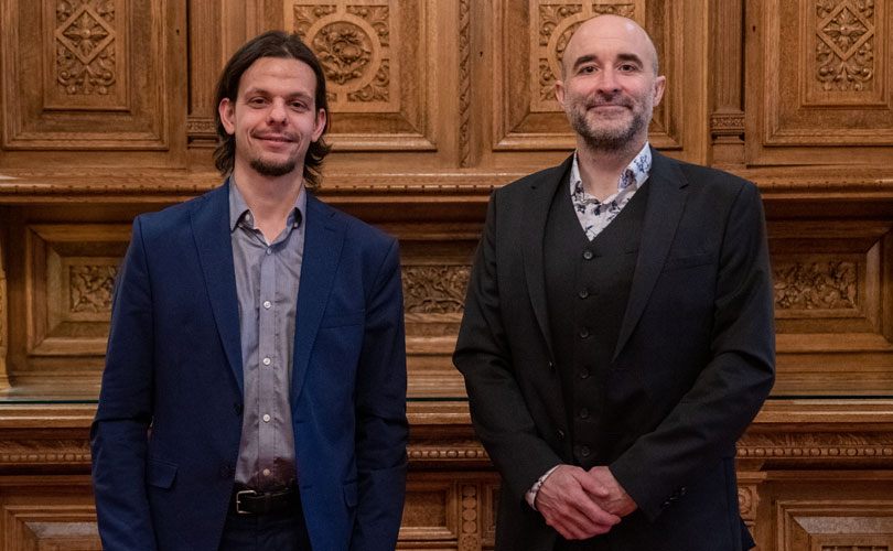 Le professeur Maxime Berger (à gauche) en compagnie de Sébastien Duquette, étudiant au baccalauréat en génie électrique.