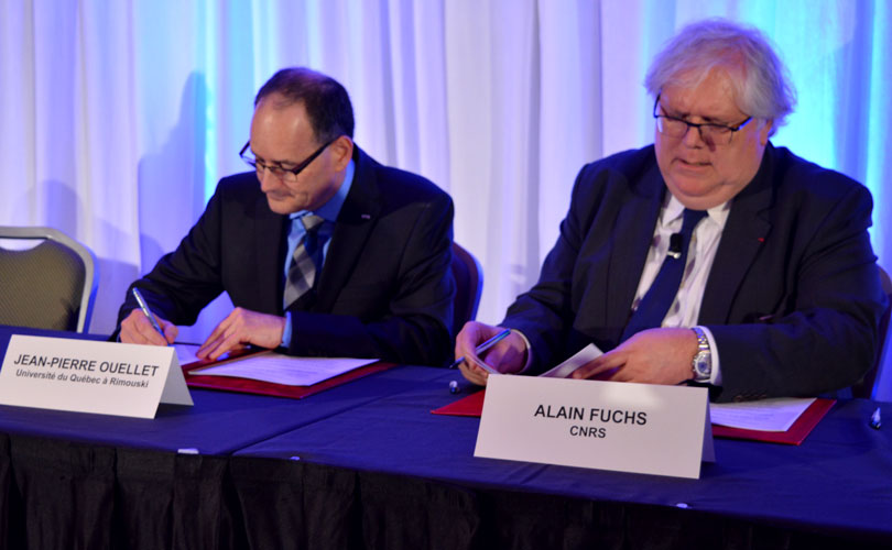Le recteur de l’UQAR, Jean-Pierre Ouellet, en compagnie du président du CNRS, Alain Fuchs, lors de la signature de l’entente. (Photo : Sophie-Annabelle Jetté)