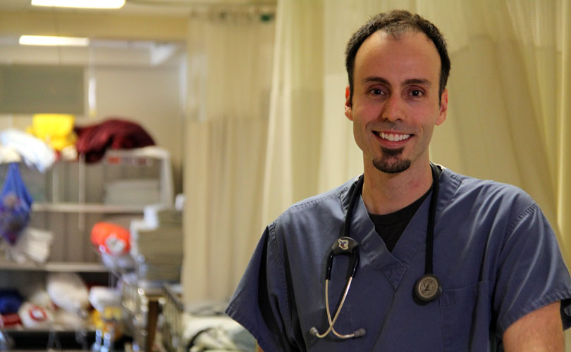 L’infirmier-clinicien Simon Ouellet est étudiant à la maîtrise en sciences infirmières. (Photo : Jean-Luc Théberge)