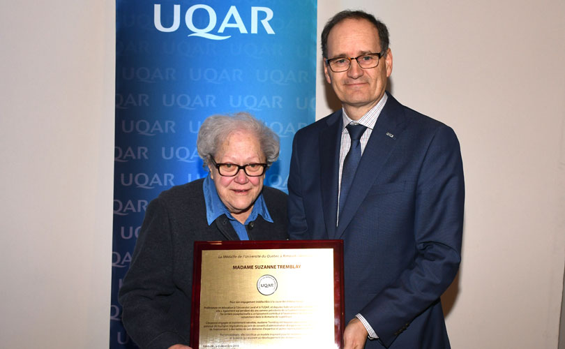 Le recteur Jean-Pierre Ouellet a remis la médaille de l’UQAR à Suzanne Tremblay pour sa contribution au développement régional. (Photo : Jean-Luc Théberge)