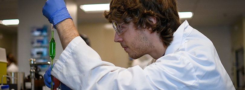 Le baccalauréat en chimie de l’environnement et des bioressources comprend deux stages en milieu de travail crédités et rémunérés.
