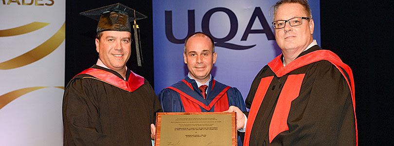 Le lauréat David J. Kruse, en compagnie du président de la Fondation de l’UQAR, Karl Hugo Pelletier, et du recteur François Deschênes