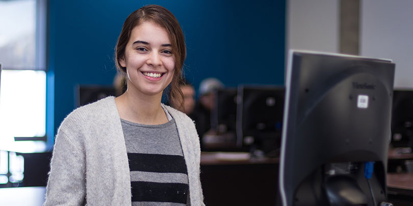 Ryma Hadid, diplômée au baccalauréat en informatique à l’UQAR, campus de Lévis.