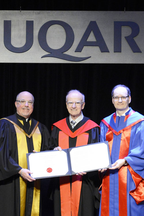 Le doctorat honorifique a été remis à Jean-Guy Nadeau par le secrétaire général de l’Université du Québec, André G. Roy, et le recteur de l’UQAR, Jean-Pierre Ouellet. (Photo : Nicolas Pellet)