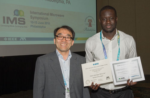Le professeur Chan-Wang Park en compagnie de Djitiningo Thierry Joel Diatta lors de l’IEEE MTT-S International Microwave Symposium.