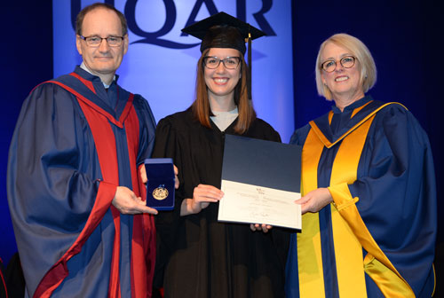 La diplômée au baccalauréat en sciences infirmières Josianne Loignon entourée du recteur de l’UQAR, Jean-Pierre Ouellet, et de la présidente du réseau de l’Université du Québec, Johanne Jean.