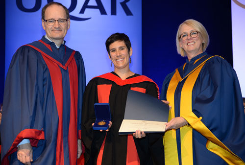 La diplômée au doctorat en développement régional Maude Flamand-Hubert en compagnie du recteur de l’UQAR, Jean-Pierre Ouellet, et de la présidente du réseau de l’Université du Québec, Johanne Jean.