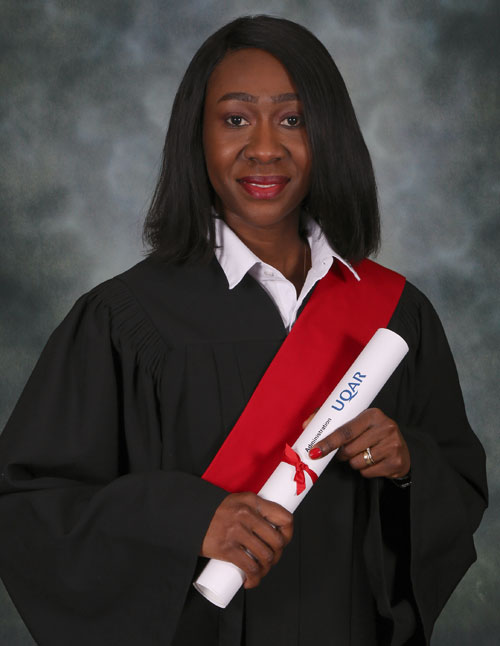 Kelly Mbomba est diplômée au baccalauréat en administration.