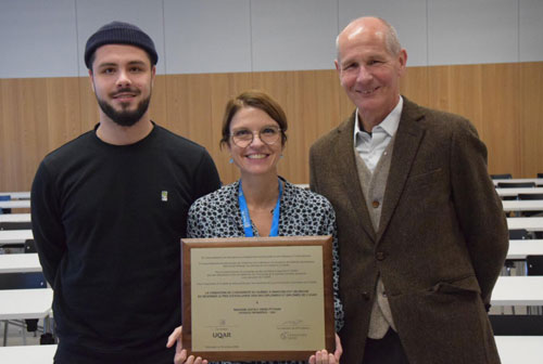 Nataly Viens Python entourée de son fils Corentin et de son conjoint Philippe lors de la remise du Prix d'excellence des diplômées et des diplômés de l'UQAR. (Photo: Amélie Roy, Haute école de santé Fribourg)
