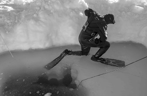 Laurent Chauvaud remonte d’une plongée sous la banquise. Daneborg, Groenland, 2018. (Photo : Jean Gaumy/Magnum Photos)