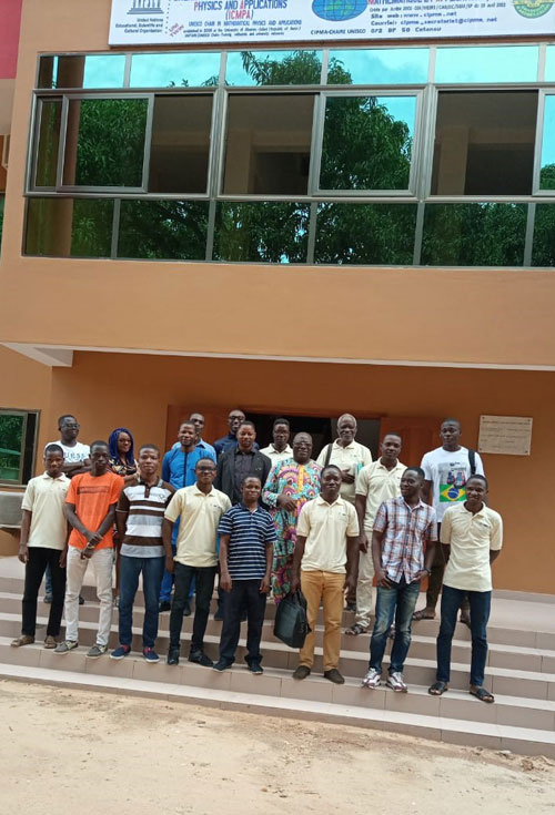 Michel Tamkpanka Tamtare entouré d’étudiants en océanographie de l’Université d’Abomey-Calavi, de Cotonou.